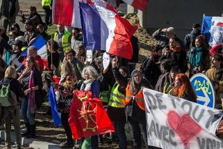 Konvoje svobody přes zákaz míří do Paříže. Čekají na ně tisíce policistů - Seznam Zprávy